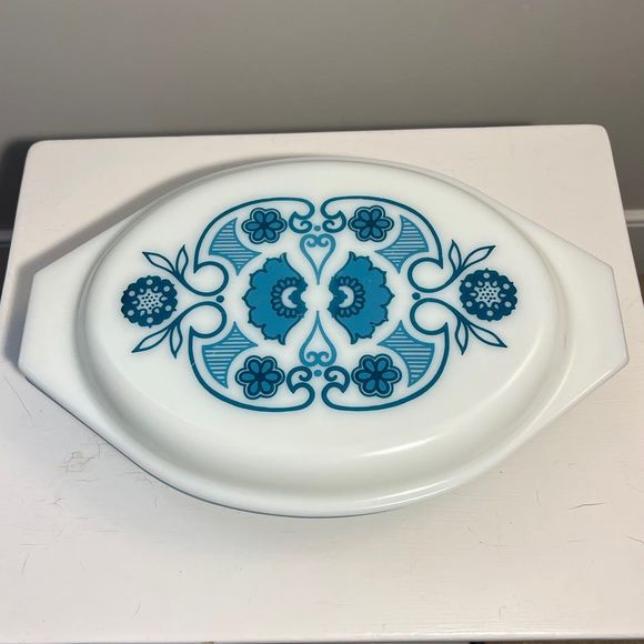 Vintage Pyrex Horizon Blue Opal Divided Casserole, 1 1/2 Quart - Picture 1 of 4